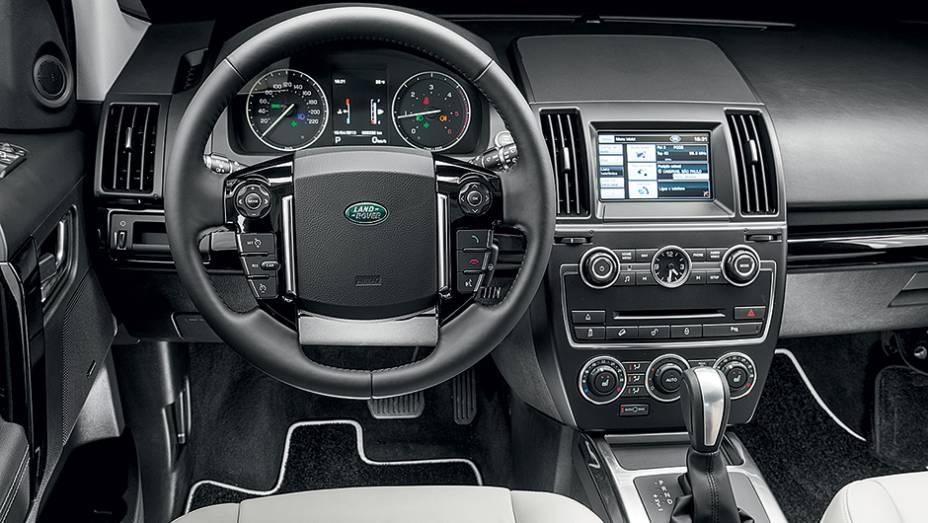 Central multimídia tem touch screen de 7 polegadas | <a href="https://beta-develop.quatrorodas.abril.com.br/carros/lancamentos/land-rover-freelander-2-743455.shtml" rel="migration">Leia mais</a>