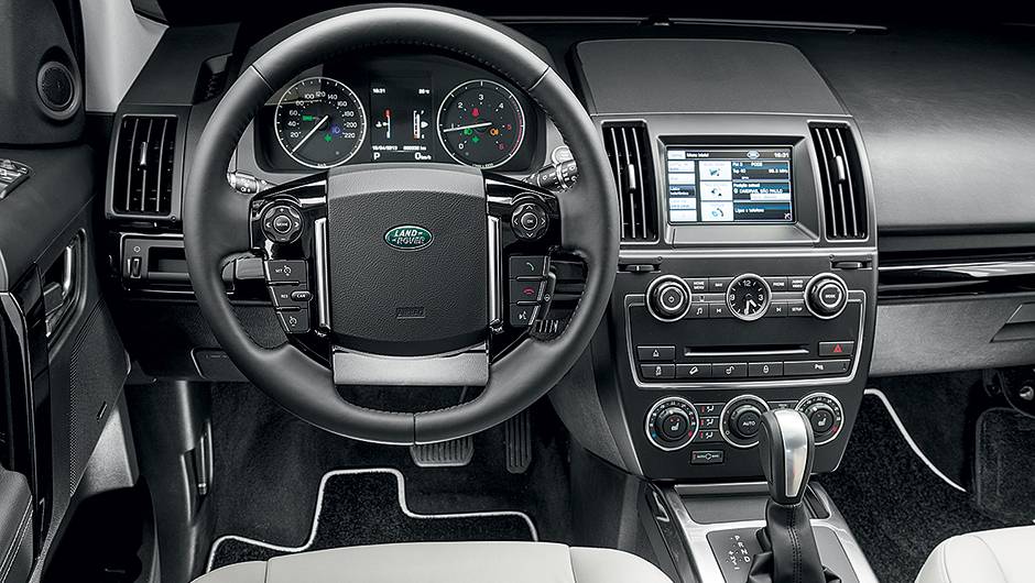 Central multim&iacute;dia tem touch screen de 7 polegadas | <a href="https://beta-develop.quatrorodas.abril.com.br/carros/lancamentos/land-rover-freelander-2-743455.shtml" rel="migration">Leia mais</a>