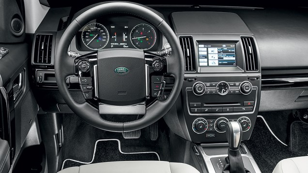 Central multimídia tem touch screen de 7 polegadas | <a href="https://beta-develop.quatrorodas.abril.com.br/carros/lancamentos/land-rover-freelander-2-743455.shtml" rel="migration">Leia mais</a> Central multimídia tem touch screen de 7 polegadas | <a href="https://beta-develop.quatrorodas.abril.com.br/carros/lancamentos/land-rover-freelander-2-743455.shtml" rel="migration">Leia mais</a>