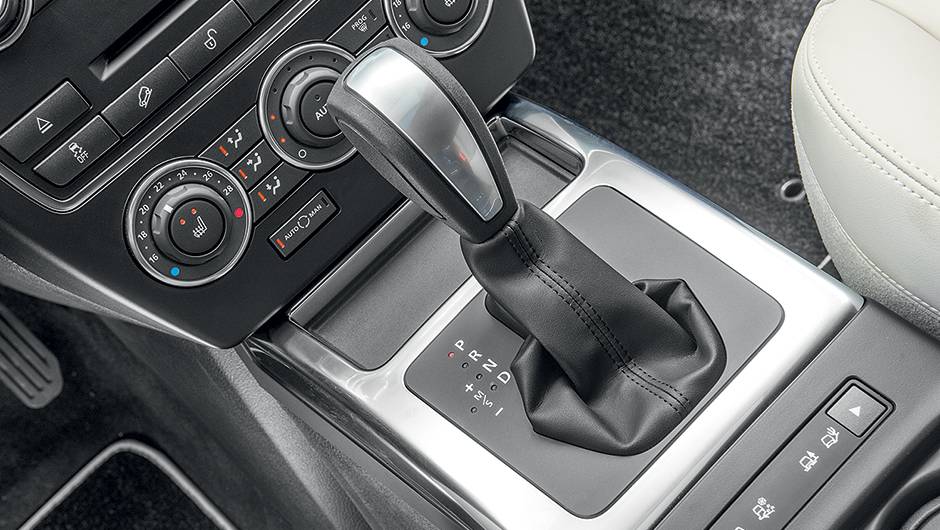 Sistema Terrain Response é acionado por meio de teclas no console, junto à alavanca do câmbio | <a href="https://beta-develop.quatrorodas.abril.com.br/carros/lancamentos/land-rover-freelander-2-743455.shtml" rel="migration">Leia mais</a> Sistema Terrain Response é acionado por meio de teclas no console, junto à alavanca do câmbio | <a href="https://beta-develop.quatrorodas.abril.com.br/carros/lancamentos/land-rover-freelander-2-743455.shtml" rel="migration">Leia mais</a>