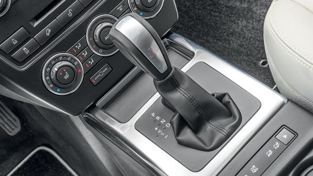 Sistema Terrain Response é acionado por meio de teclas no console, junto à alavanca do câmbio | <a href="https://beta-develop.quatrorodas.abril.com.br/carros/lancamentos/land-rover-freelander-2-743455.shtml" rel="migration">Leia mais</a> Sistema Terrain Response é acionado por meio de teclas no console, junto à alavanca do câmbio | <a href="https://beta-develop.quatrorodas.abril.com.br/carros/lancamentos/land-rover-freelander-2-743455.shtml" rel="migration">Leia mais</a>