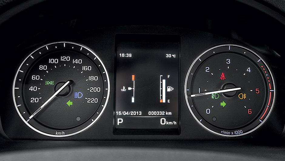 Entre mostradores anal&oacute;gicos, um monitor digital | <a href="https://beta-develop.quatrorodas.abril.com.br/carros/lancamentos/land-rover-freelander-2-743455.shtml" rel="migration">Leia mais</a>