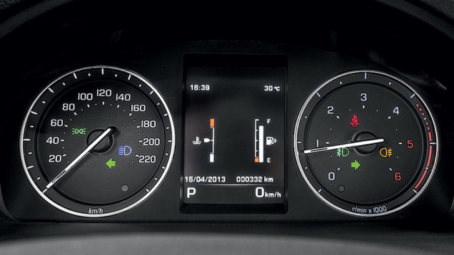 Entre mostradores analógicos, um monitor digital | <a href="https://beta-develop.quatrorodas.abril.com.br/carros/lancamentos/land-rover-freelander-2-743455.shtml" rel="migration">Leia mais</a> Entre mostradores analógicos, um monitor digital | <a href="https://beta-develop.quatrorodas.abril.com.br/carros/lancamentos/land-rover-freelander-2-743455.shtml" rel="migration">Leia mais</a>