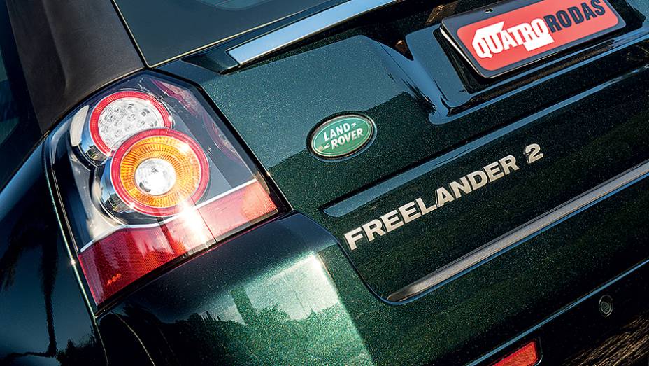 Lanternas redesenhadas dão novo brilho à traseira | <a href="https://beta-develop.quatrorodas.abril.com.br/carros/lancamentos/land-rover-freelander-2-743455.shtml" rel="migration">Leia mais</a>