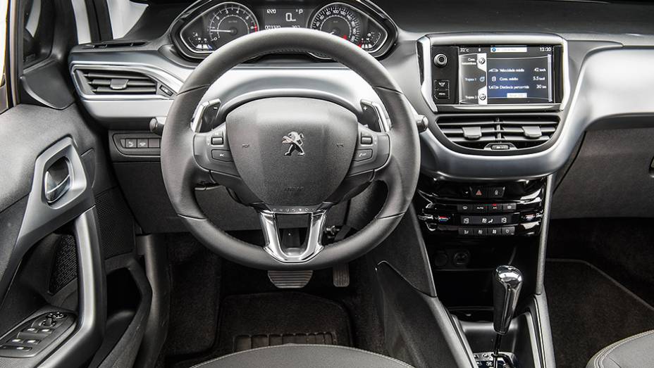 Volante multifuncional tem aro inferior de alum&iacute;nio | <a href="https://beta-develop.quatrorodas.abril.com.br/carros/comparativos/hatches-compactos-premium-743627.shtml" rel="migration">Leia mais</a>