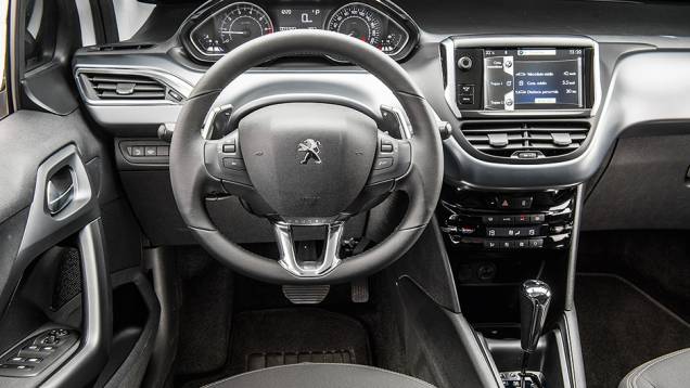 Volante multifuncional tem aro inferior de alumínio | <a href="https://beta-develop.quatrorodas.abril.com.br/carros/comparativos/hatches-compactos-premium-743627.shtml" rel="migration">Leia mais</a> Volante multifuncional tem aro inferior de alumínio | <a href="https://beta-develop.quatrorodas.abril.com.br/carros/comparativos/hatches-compactos-premium-743627.shtml" rel="migration">Leia mais</a>