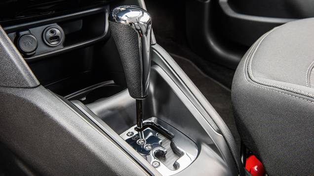 Câmbio automático vem com apenas quatro marchas | <a href="https://beta-develop.quatrorodas.abril.com.br/carros/comparativos/hatches-compactos-premium-743627.shtml" rel="migration">Leia mais</a> Câmbio automático vem com apenas quatro marchas | <a href="https://beta-develop.quatrorodas.abril.com.br/carros/comparativos/hatches-compactos-premium-743627.shtml" rel="migration">Leia mais</a>