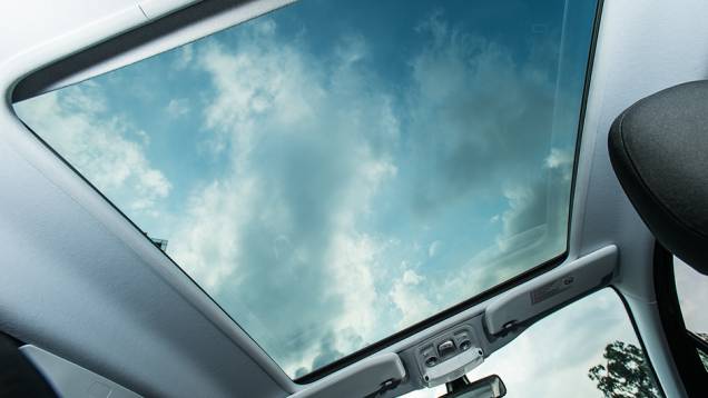 O vidro do teto é fixo e tem forro (manual) deslizante | <a href="https://beta-develop.quatrorodas.abril.com.br/carros/comparativos/hatches-compactos-premium-743627.shtml" rel="migration">Leia mais</a> O vidro do teto é fixo e tem forro (manual) deslizante | <a href="https://beta-develop.quatrorodas.abril.com.br/carros/comparativos/hatches-compactos-premium-743627.shtml" rel="migration">Leia mais</a>