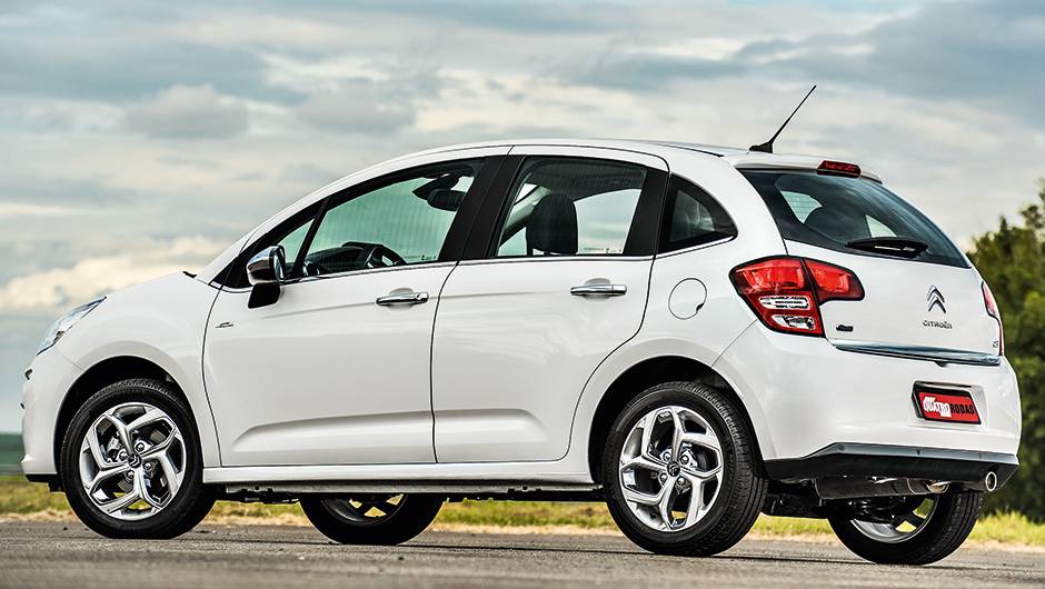 Peças cromadas deixam o visual da carroceria mais sofisticado | <a href="https://beta-develop.quatrorodas.abril.com.br/carros/comparativos/hatches-compactos-premium-743627.shtml" rel="migration">Leia mais</a> Peças cromadas deixam o visual da carroceria mais sofisticado | <a href="https://beta-develop.quatrorodas.abril.com.br/carros/comparativos/hatches-compactos-premium-743627.shtml" rel="migration">Leia mais</a>