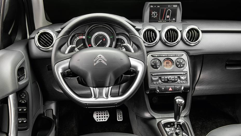 O acabamento do C3 recebeu atenção nos detalhes | <a href="https://beta-develop.quatrorodas.abril.com.br/carros/comparativos/hatches-compactos-premium-743627.shtml" rel="migration">Leia mais</a> O acabamento do C3 recebeu atenção nos detalhes | <a href="https://beta-develop.quatrorodas.abril.com.br/carros/comparativos/hatches-compactos-premium-743627.shtml" rel="migration">Leia mais</a>