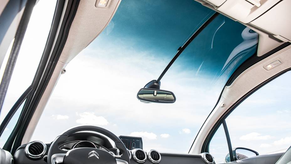 O grande para-brisa tem para-sol escamoteável | <a href="https://beta-develop.quatrorodas.abril.com.br/carros/comparativos/hatches-compactos-premium-743627.shtml" rel="migration">Leia mais</a> O grande para-brisa tem para-sol escamoteável | <a href="https://beta-develop.quatrorodas.abril.com.br/carros/comparativos/hatches-compactos-premium-743627.shtml" rel="migration">Leia mais</a>