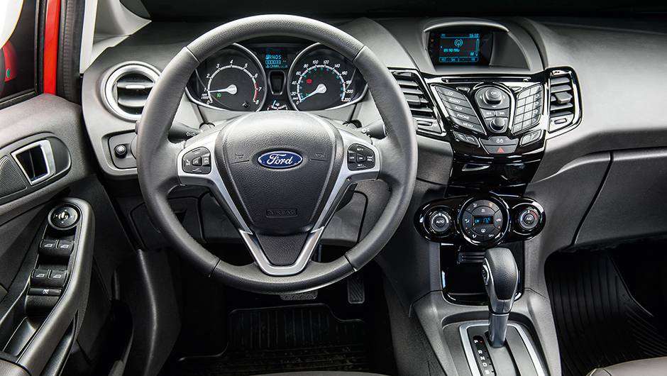 A iluminação é azul, nos instrumentos e no console | <a href="https://beta-develop.quatrorodas.abril.com.br/carros/comparativos/hatches-compactos-premium-743627.shtml" rel="migration">Leia mais</a> A iluminação é azul, nos instrumentos e no console | <a href="https://beta-develop.quatrorodas.abril.com.br/carros/comparativos/hatches-compactos-premium-743627.shtml" rel="migration">Leia mais</a>