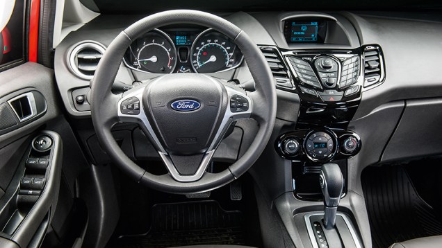A ilumina&ccedil;&atilde;o &eacute; azul, nos instrumentos e no console | <a href="https://beta-develop.quatrorodas.abril.com.br/carros/comparativos/hatches-compactos-premium-743627.shtml" rel="migration">Leia mais</a>