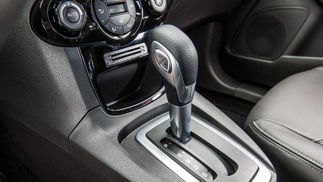Caixa automatizada de seis marchas faz escada para motor | <a href="https://beta-develop.quatrorodas.abril.com.br/carros/comparativos/hatches-compactos-premium-743627.shtml" rel="migration">Leia mais</a>