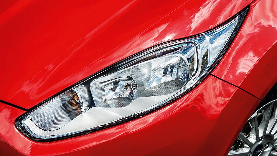 Versão Titanium tem acendimento automático de faróis | <a href="https://beta-develop.quatrorodas.abril.com.br/carros/comparativos/hatches-compactos-premium-743627.shtml" rel="migration">Leia mais</a> Versão Titanium tem acendimento automático de faróis | <a href="https://beta-develop.quatrorodas.abril.com.br/carros/comparativos/hatches-compactos-premium-743627.shtml" rel="migration">Leia mais</a>