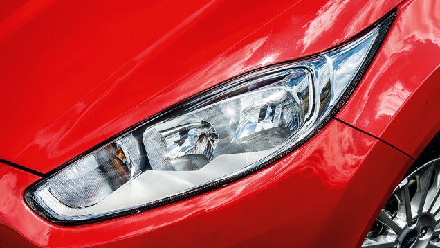 Vers&atilde;o Titanium tem acendimento autom&aacute;tico de far&oacute;is | <a href="https://beta-develop.quatrorodas.abril.com.br/carros/comparativos/hatches-compactos-premium-743627.shtml" rel="migration">Leia mais</a>