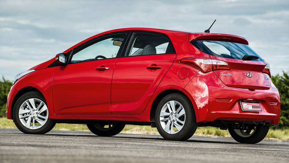 No design, HB20 exibe o estilo "escultura fluida" da Hyundai | <a href="https://beta-develop.quatrorodas.abril.com.br/carros/comparativos/hatches-compactos-premium-743627.shtml" rel="migration">Leia mais</a> No design, HB20 exibe o estilo "escultura fluida" da Hyundai | <a href="https://beta-develop.quatrorodas.abril.com.br/carros/comparativos/hatches-compactos-premium-743627.shtml" rel="migration">Leia mais</a>