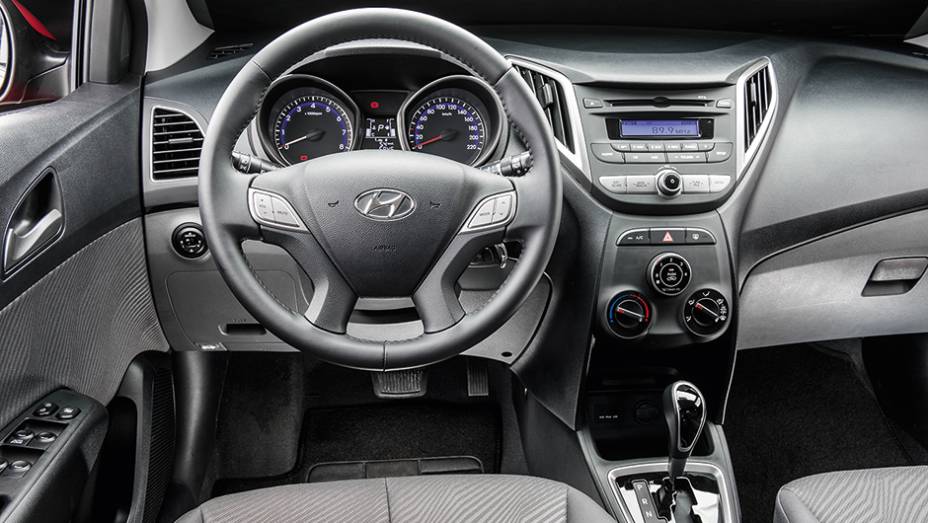 Painel bicolor e ar-condicionado manual de série | <a href="https://beta-develop.quatrorodas.abril.com.br/carros/comparativos/hatches-compactos-premium-743627.shtml" rel="migration">Leia mais</a> Painel bicolor e ar-condicionado manual de série | <a href="https://beta-develop.quatrorodas.abril.com.br/carros/comparativos/hatches-compactos-premium-743627.shtml" rel="migration">Leia mais</a>