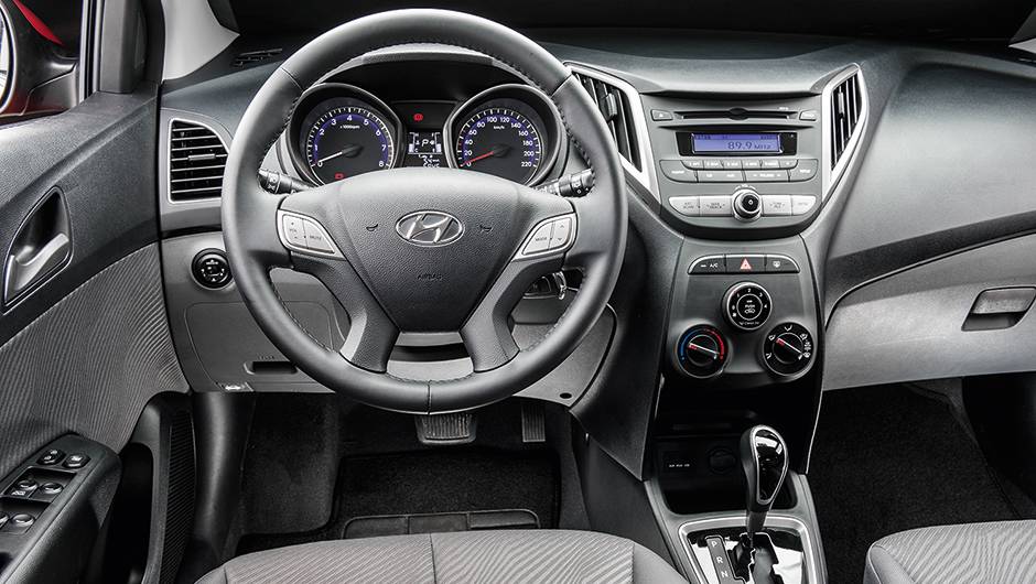 Painel bicolor e ar-condicionado manual de s&eacute;rie | <a href="https://beta-develop.quatrorodas.abril.com.br/carros/comparativos/hatches-compactos-premium-743627.shtml" rel="migration">Leia mais</a>