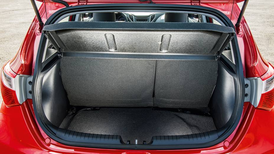 Porta-malas com 300 litros e banco traseiro bipartido | <a href="https://beta-develop.quatrorodas.abril.com.br/carros/comparativos/hatches-compactos-premium-743627.shtml" rel="migration">Leia mais</a> Porta-malas com 300 litros e banco traseiro bipartido | <a href="https://beta-develop.quatrorodas.abril.com.br/carros/comparativos/hatches-compactos-premium-743627.shtml" rel="migration">Leia mais</a>