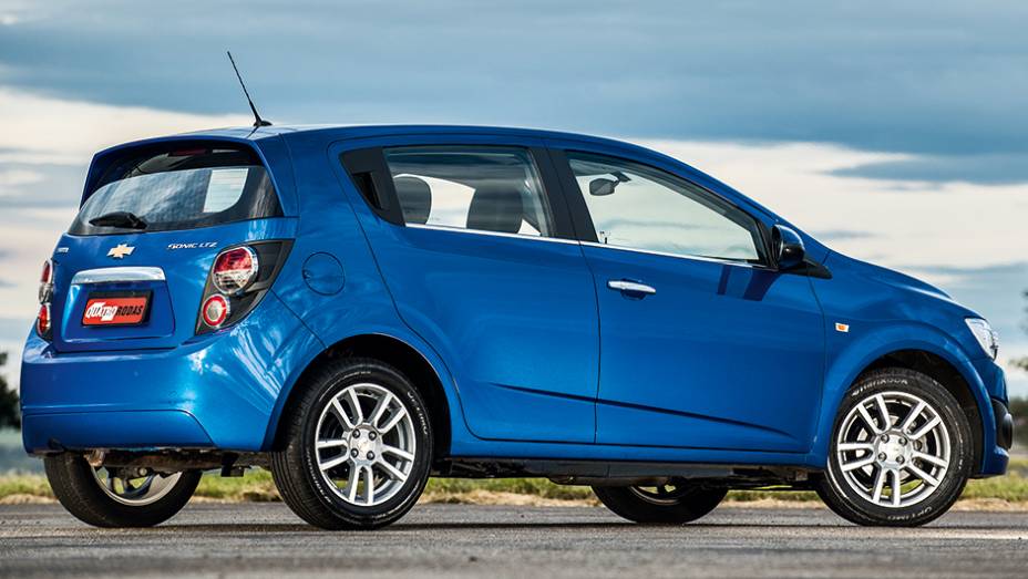 O Sonic tem estilo coreano, mas é fabricado no México | <a href="https://beta-develop.quatrorodas.abril.com.br/carros/comparativos/hatches-compactos-premium-743627.shtml" rel="migration">Leia mais</a> O Sonic tem estilo coreano, mas é fabricado no México | <a href="https://beta-develop.quatrorodas.abril.com.br/carros/comparativos/hatches-compactos-premium-743627.shtml" rel="migration">Leia mais</a>