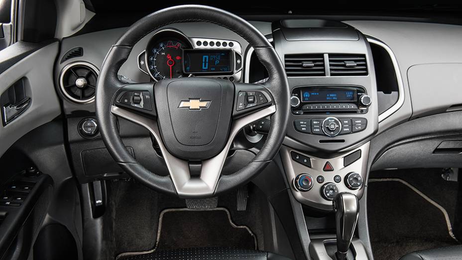 Painel de instrumentos minimalista mas completo | <a href="https://beta-develop.quatrorodas.abril.com.br/carros/comparativos/hatches-compactos-premium-743627.shtml" rel="migration">Leia mais</a> Painel de instrumentos minimalista mas completo | <a href="https://beta-develop.quatrorodas.abril.com.br/carros/comparativos/hatches-compactos-premium-743627.shtml" rel="migration">Leia mais</a>