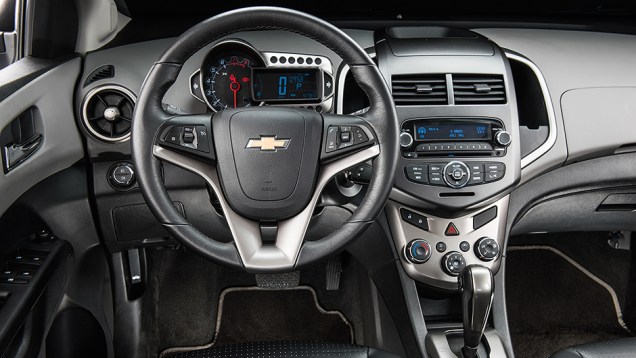 Painel de instrumentos minimalista mas completo | <a href="https://beta-develop.quatrorodas.abril.com.br/carros/comparativos/hatches-compactos-premium-743627.shtml" rel="migration">Leia mais</a>