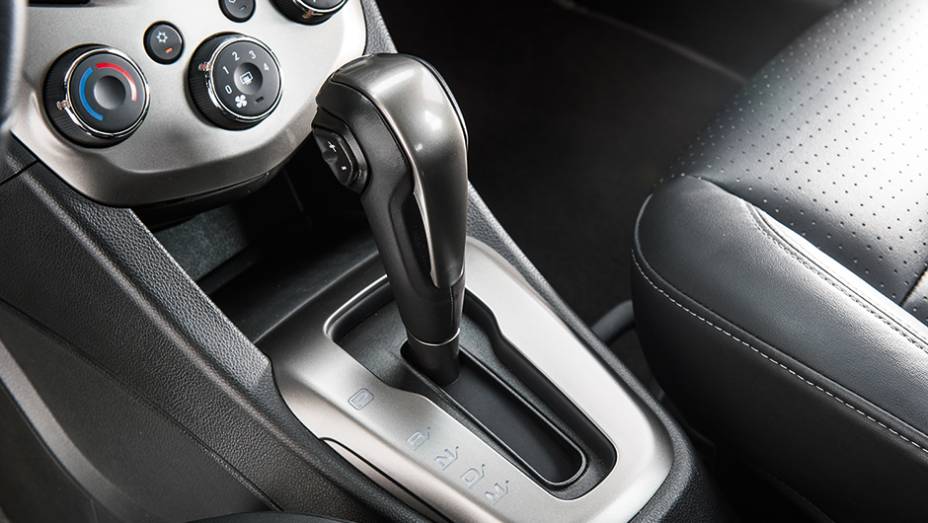 Botão na alavanca serve para trocas no modo manual | <a href="https://beta-develop.quatrorodas.abril.com.br/carros/comparativos/hatches-compactos-premium-743627.shtml" rel="migration">Leia mais</a> Botão na alavanca serve para trocas no modo manual | <a href="https://beta-develop.quatrorodas.abril.com.br/carros/comparativos/hatches-compactos-premium-743627.shtml" rel="migration">Leia mais</a>