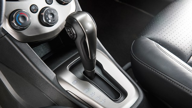 Bot&atilde;o na alavanca serve para trocas no modo manual | <a href="https://beta-develop.quatrorodas.abril.com.br/carros/comparativos/hatches-compactos-premium-743627.shtml" rel="migration">Leia mais</a>