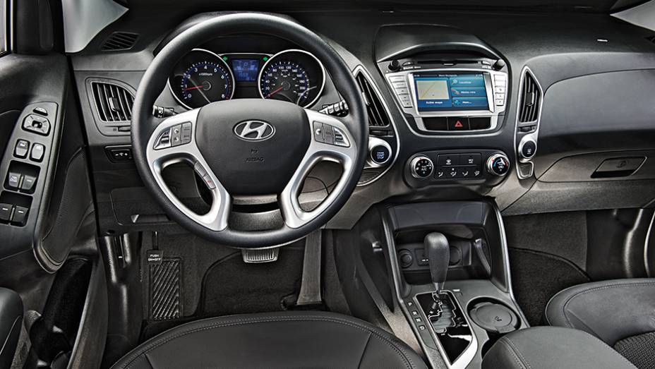 Visual elegante tenta camuflar menor rigor no acabamento | <a href="https://beta-develop.quatrorodas.abril.com.br/carros/comparativos/honda-cr-v-x-hyundai-ix35-744731.shtml" rel="migration">Leia mais</a>