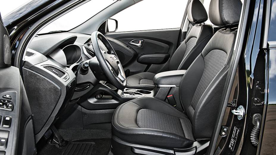 Abas laterais no encosto dão suporte ao corpo em curvas | <a href="https://beta-develop.quatrorodas.abril.com.br/carros/comparativos/honda-cr-v-x-hyundai-ix35-744731.shtml" rel="migration">Leia mais</a> Abas laterais no encosto dão suporte ao corpo em curvas | <a href="https://beta-develop.quatrorodas.abril.com.br/carros/comparativos/honda-cr-v-x-hyundai-ix35-744731.shtml" rel="migration">Leia mais</a>