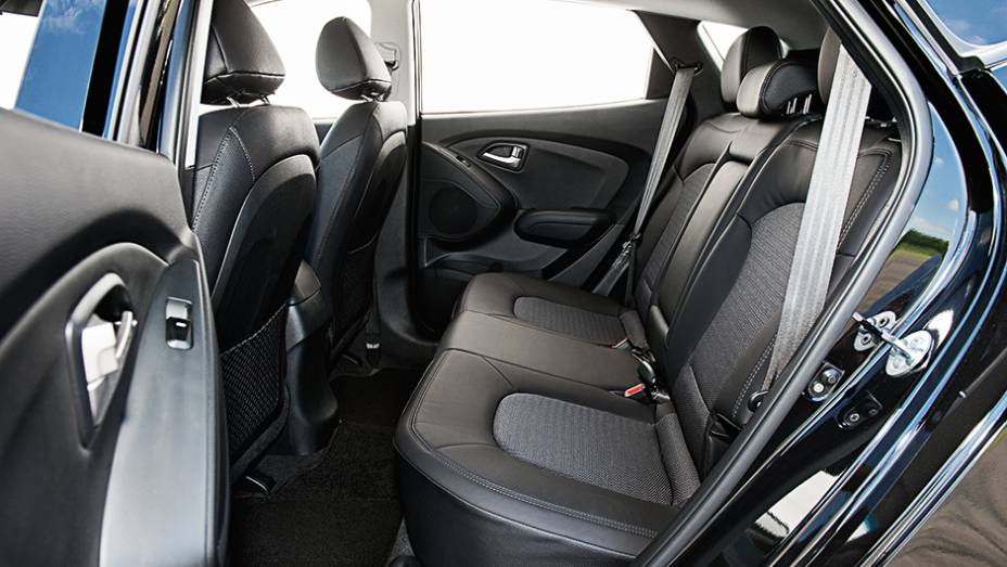 Atrás, espaço para os pés é menor,... | <a href="https://beta-develop.quatrorodas.abril.com.br/carros/comparativos/honda-cr-v-x-hyundai-ix35-744731.shtml" rel="migration">Leia mais</a>