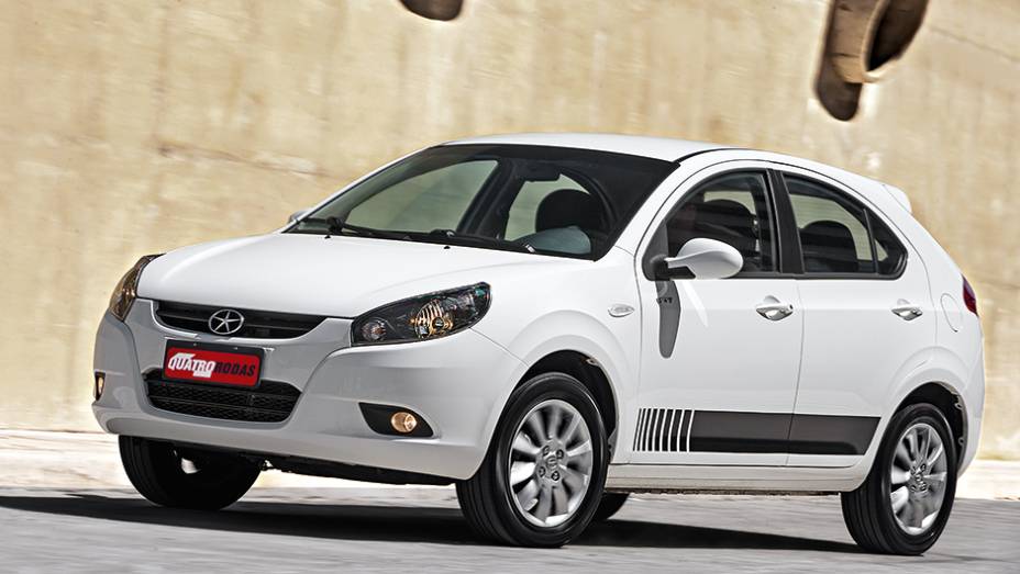 J3 S: faróis com máscara negra e adesivos laterais | <a href="https://beta-develop.quatrorodas.abril.com.br/carros/comparativos/jac-j3-1-5-s-x-chery-celer-1-5-744920.shtml" rel="migration">Leia mais</a> J3 S: faróis com máscara negra e adesivos laterais | <a href="https://beta-develop.quatrorodas.abril.com.br/carros/comparativos/jac-j3-1-5-s-x-chery-celer-1-5-744920.shtml" rel="migration">Leia mais</a>