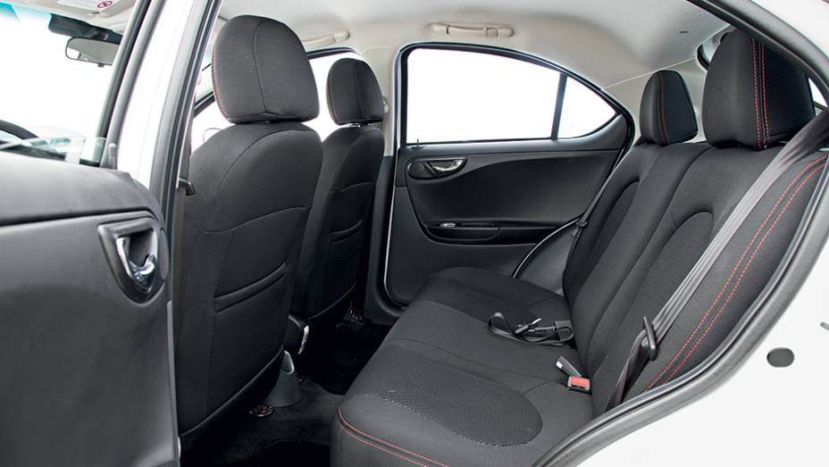 Atrás, apoios altos atrapalham a visão | <a href="https://beta-develop.quatrorodas.abril.com.br/carros/comparativos/jac-j3-1-5-s-x-chery-celer-1-5-744920.shtml" rel="migration">Leia mais</a> Atrás, apoios altos atrapalham a visão | <a href="https://beta-develop.quatrorodas.abril.com.br/carros/comparativos/jac-j3-1-5-s-x-chery-celer-1-5-744920.shtml" rel="migration">Leia mais</a>