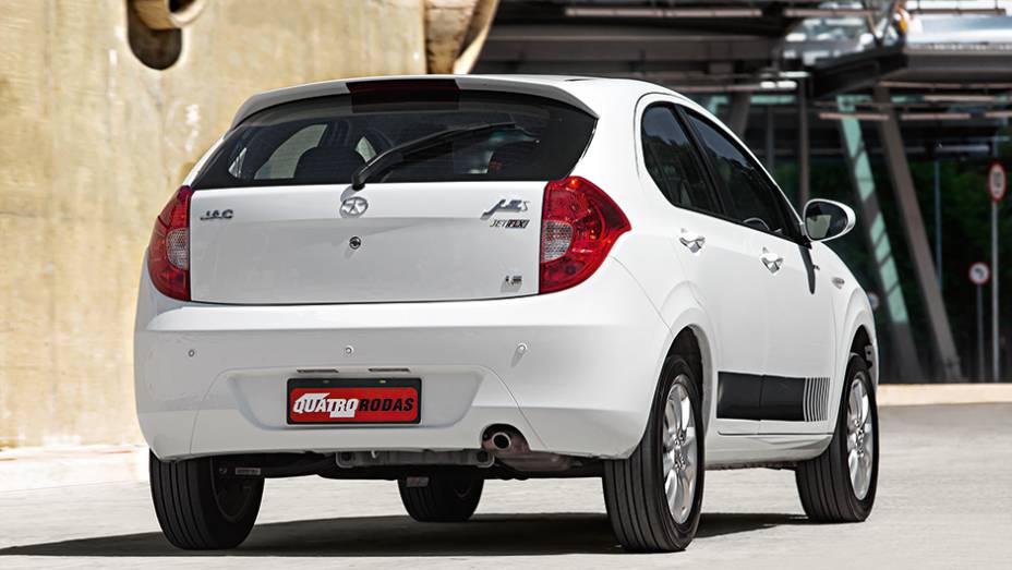 Sensor de estacionamento é item de série no JAC J3 | <a href="https://beta-develop.quatrorodas.abril.com.br/carros/comparativos/jac-j3-1-5-s-x-chery-celer-1-5-744920.shtml" rel="migration">Leia mais</a> Sensor de estacionamento é item de série no JAC J3 | <a href="https://beta-develop.quatrorodas.abril.com.br/carros/comparativos/jac-j3-1-5-s-x-chery-celer-1-5-744920.shtml" rel="migration">Leia mais</a>