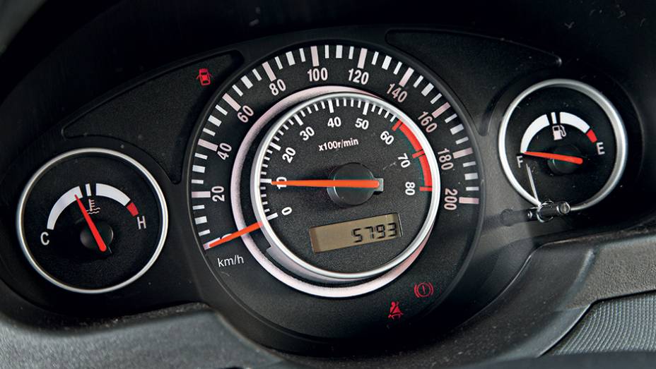 Formato do painel lembra o do Fox antigo | <a href="https://beta-develop.quatrorodas.abril.com.br/carros/comparativos/jac-j3-1-5-s-x-chery-celer-1-5-744920.shtml" rel="migration">Leia mais</a> Formato do painel lembra o do Fox antigo | <a href="https://beta-develop.quatrorodas.abril.com.br/carros/comparativos/jac-j3-1-5-s-x-chery-celer-1-5-744920.shtml" rel="migration">Leia mais</a>