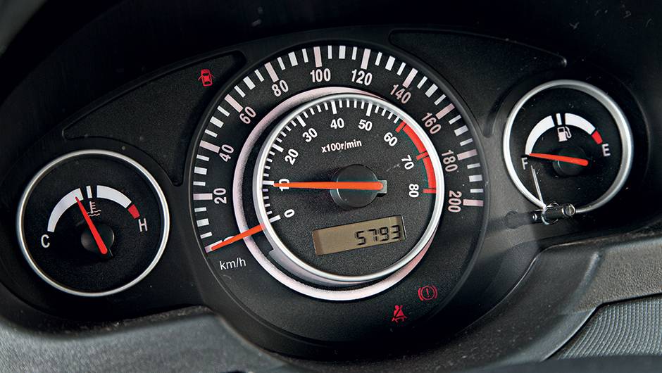 Formato do painel lembra o do Fox antigo | <a href="https://beta-develop.quatrorodas.abril.com.br/carros/comparativos/jac-j3-1-5-s-x-chery-celer-1-5-744920.shtml" rel="migration">Leia mais</a>