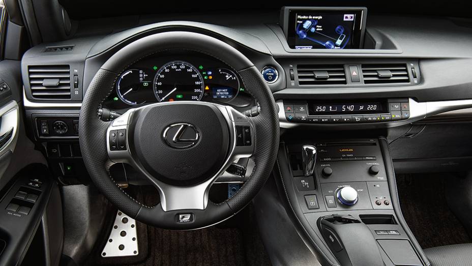 Acabamento de couro e alumínio | <a href="https://beta-develop.quatrorodas.abril.com.br/carros/lancamentos/lexus-ct-200h-f-sport-743425.shtml" rel="migration">Leia mais</a> Acabamento de couro e alumínio | <a href="https://beta-develop.quatrorodas.abril.com.br/carros/lancamentos/lexus-ct-200h-f-sport-743425.shtml" rel="migration">Leia mais</a>