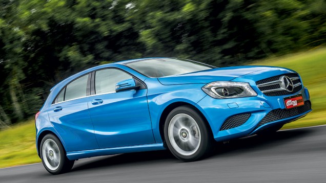 A 200 Urban: rodas aro 17, frisos cromados e far&oacute;is com xen&ocirc;nio e leds | <a href="https://beta-develop.quatrorodas.abril.com.br/carros/testes/mercedes-benz-200-urban-742618.shtml" rel="migration">Leia mais</a>