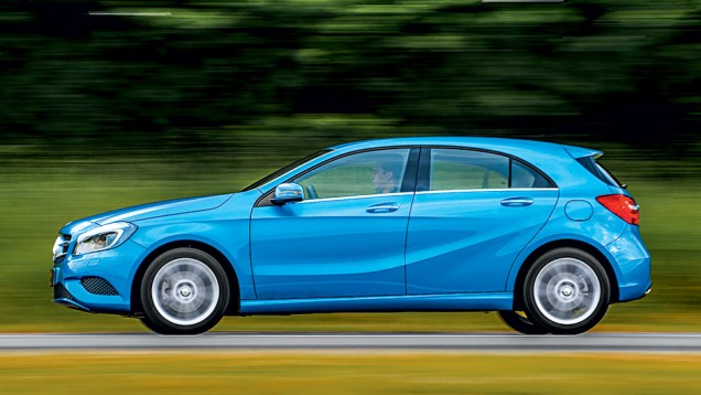 Vincos e volumes d&atilde;o dinamismo &agrave; nova gera&ccedil;&atilde;o do A | <a href="https://beta-develop.quatrorodas.abril.com.br/carros/testes/mercedes-benz-200-urban-742618.shtml" rel="migration">Leia mais</a>