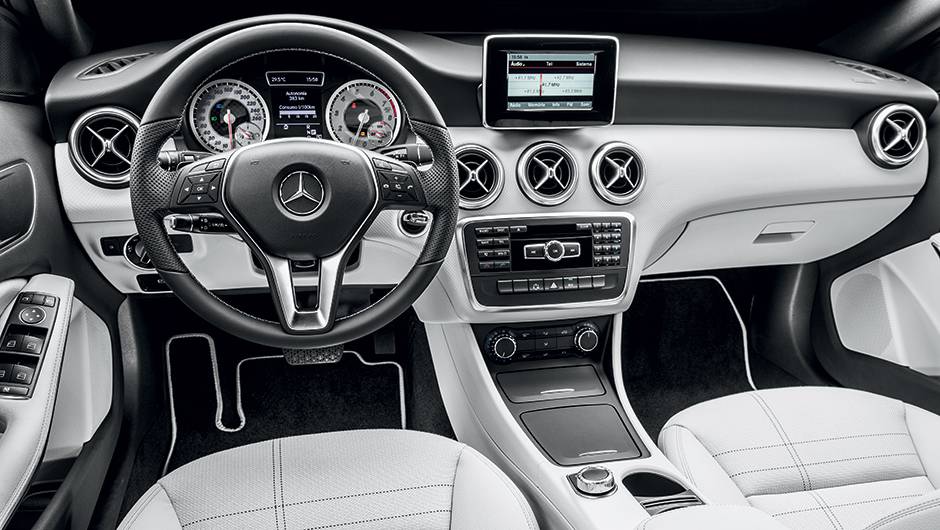 Difusores de ar tipo turbina, painel esportivo e c&acirc;mbio com borboletas no volante: estilo jovial | <a href="https://beta-develop.quatrorodas.abril.com.br/carros/testes/mercedes-benz-200-urban-742618.shtml" rel="migration">Leia mais</a>
