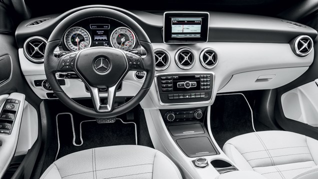 Difusores de ar tipo turbina, painel esportivo e c&acirc;mbio com borboletas no volante: estilo jovial | <a href="https://beta-develop.quatrorodas.abril.com.br/carros/testes/mercedes-benz-200-urban-742618.shtml" rel="migration">Leia mais</a>