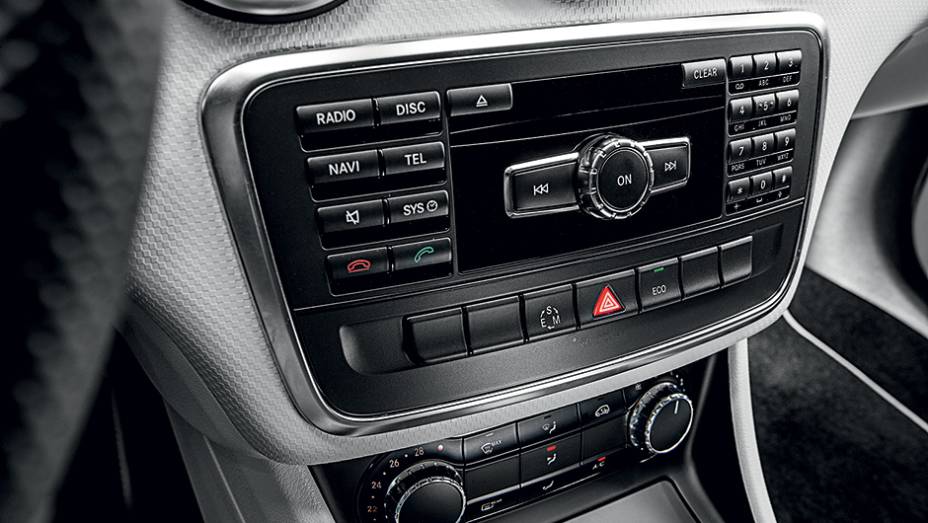 Rádio tem teclas separadas do visor | <a href="https://beta-develop.quatrorodas.abril.com.br/carros/testes/mercedes-benz-200-urban-742618.shtml" rel="migration">Leia mais</a>