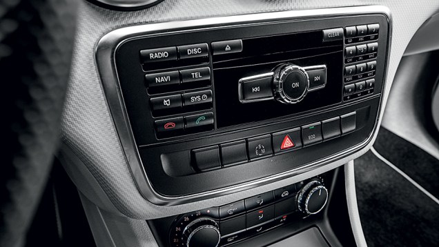 Rádio tem teclas separadas do visor | <a href="https://beta-develop.quatrorodas.abril.com.br/carros/testes/mercedes-benz-200-urban-742618.shtml" rel="migration">Leia mais</a> Rádio tem teclas separadas do visor | <a href="https://beta-develop.quatrorodas.abril.com.br/carros/testes/mercedes-benz-200-urban-742618.shtml" rel="migration">Leia mais</a>