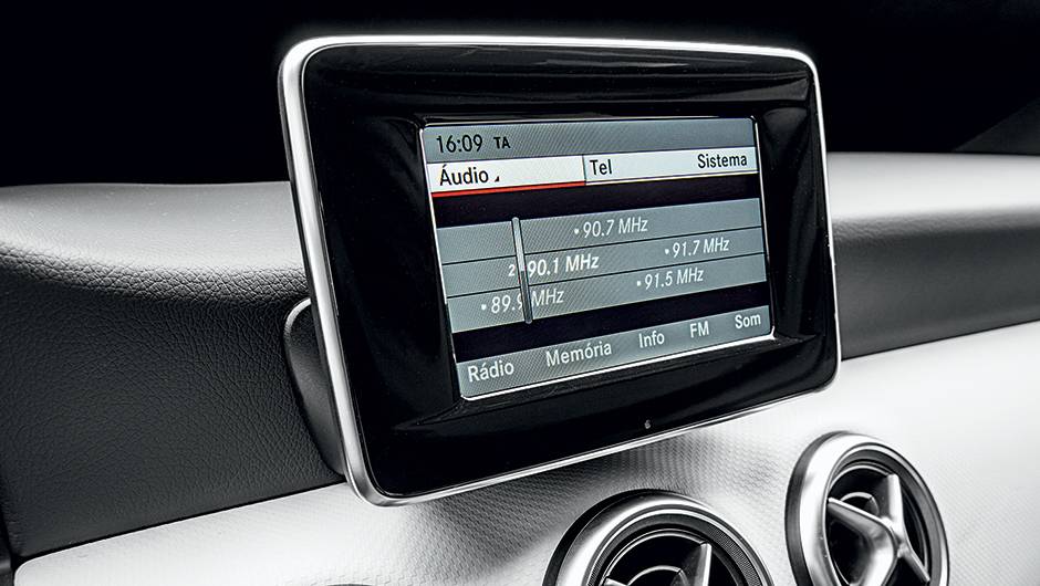A tela &eacute; multim&iacute;dia, mas o GPS n&atilde;o funciona no Brasil | <a href="https://beta-develop.quatrorodas.abril.com.br/carros/testes/mercedes-benz-200-urban-742618.shtml" rel="migration">Leia mais</a>