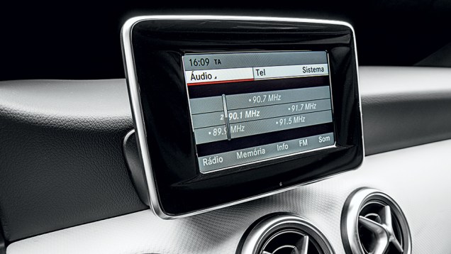 A tela &eacute; multim&iacute;dia, mas o GPS n&atilde;o funciona no Brasil | <a href="https://beta-develop.quatrorodas.abril.com.br/carros/testes/mercedes-benz-200-urban-742618.shtml" rel="migration">Leia mais</a>