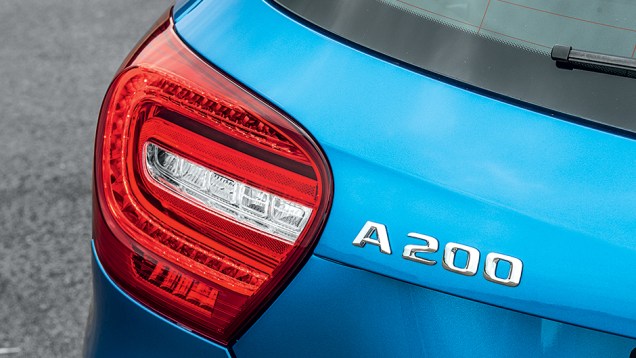 Lanternas com led: item de s&eacute;rie | <a href="https://beta-develop.quatrorodas.abril.com.br/carros/testes/mercedes-benz-200-urban-742618.shtml" rel="migration">Leia mais</a>