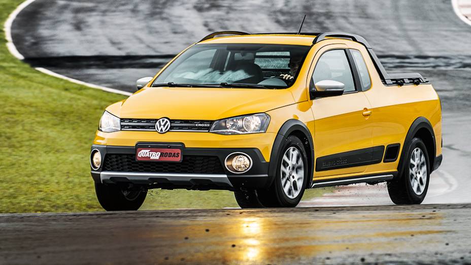 Saveiro é boa de curvas, mesmo com pneus de uso misto | <a href="https://beta-develop.quatrorodas.abril.com.br/carros/lancamentos/vw-saveiro-cross-2014-743387.shtml" rel="migration">Leia mais</a>