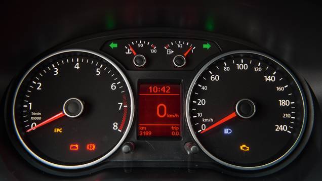 Display digital trocou a cor branca pelo &acirc;mbar | <a href="https://beta-develop.quatrorodas.abril.com.br/carros/lancamentos/vw-saveiro-cross-2014-743387.shtml" rel="migration">Leia mais</a>