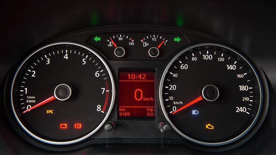 Display digital trocou a cor branca pelo âmbar | <a href="https://beta-develop.quatrorodas.abril.com.br/carros/lancamentos/vw-saveiro-cross-2014-743387.shtml" rel="migration">Leia mais</a> Display digital trocou a cor branca pelo âmbar | <a href="https://beta-develop.quatrorodas.abril.com.br/carros/lancamentos/vw-saveiro-cross-2014-743387.shtml" rel="migration">Leia mais</a>